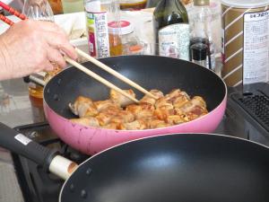 フライパンで調理中