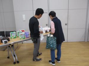 会場の様子（グッズの説明）