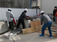 瓦礫の中の人を助ける訓練