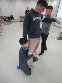 止血法を試している様子