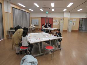 押し絵の製作の様子1