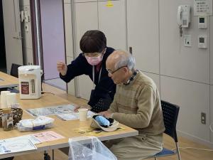 数値を説明している様子