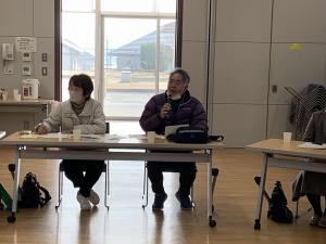 参加者が質問する様子