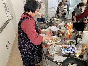 講師の阿部さん、調理の様子
