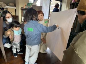 音楽に合わせて絵を描いている様子