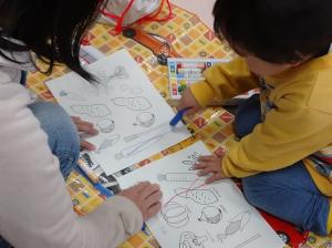 野菜の絵に色を塗ります。