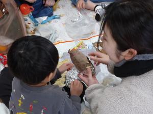 やきいもを食べる
