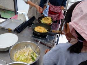 お好み焼きをひっくり返す