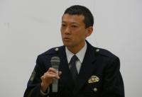 警察の方がお話されている様子