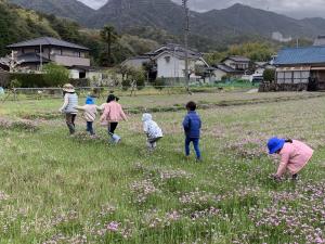 田んぼの中をみんなで歩いている
