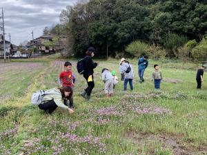 田んぼで遊ぶ親子