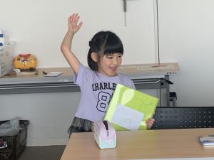 お名前を読んでへんじをする様子