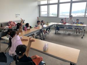 参加者が手を挙げて発言