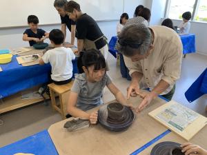 クラブ員の大人の方に教えてもらっている様子