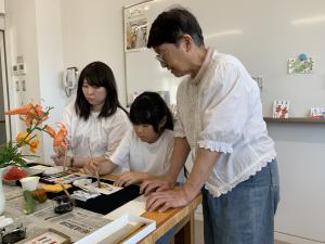 クラブ員の方に教えてもらっている様子