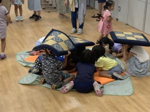 座布団で頭を守る様子