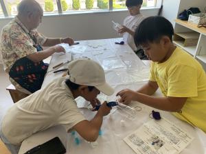 お友達同士で協力して作業している
