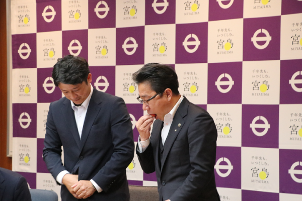 苺を試食する市長の写真