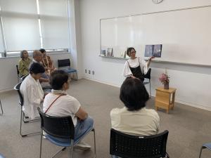 語り手の藤嶋さんと会場の様子