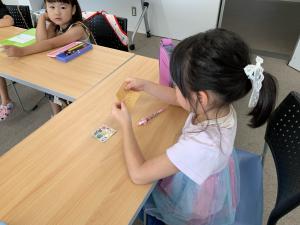 くじを引く参加者