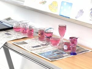 いろんな入れ物に入っている色水