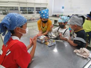 材料を混ぜている様子