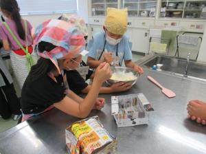 クッキーを作っている様子