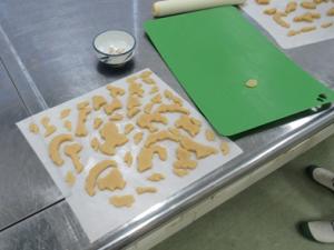 型抜きしたクッキー生地