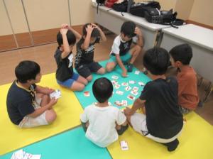 かるたの札を読んでいる様子