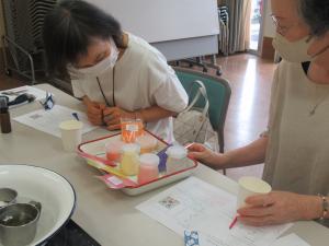 キャンドルの色選びの様子