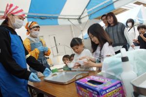 佐伯汁を受け取る様子