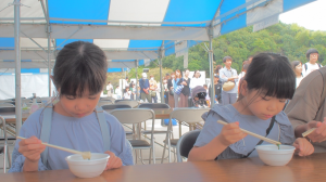 佐伯汁を食べている様子