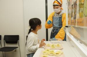 広島レモン入り小松菜マドレーヌのを受け取る様子