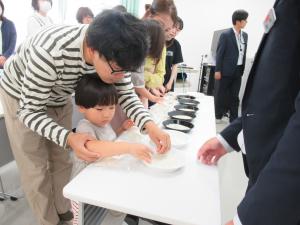 米に触れる体験をしている様子