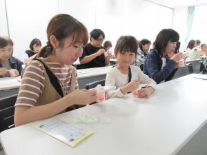 ヨーグルトの試食をしている様子