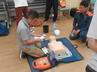 AEDの体験をしている様子.JPG