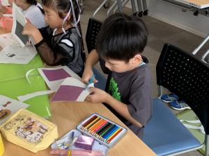 はさみを使っている様子