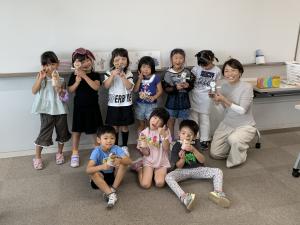 できた作品を持って集合写真