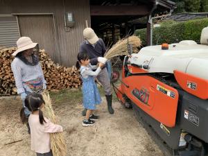 脱穀体験の様子