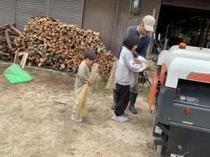 脱穀の順番待ち