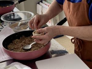 肉まんを包んでいる様子