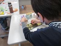 ワンポイントチャームを選ぶ様子