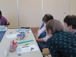 作品を見ながらおしゃべりする様子