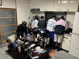 下宿先でお弁当を作る下宿生たち