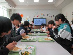 読み聞かせ中の写真