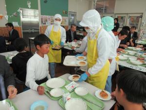 ホットケーキを配る様子