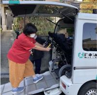 送迎車に乗り込む様子