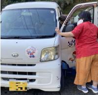 送迎車に乗り込む様子