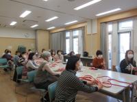 先生のお手本を見る様子