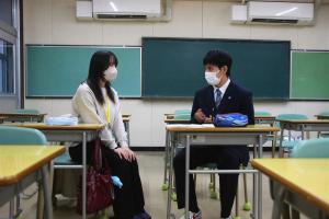 大学生の学習支援員へ進路の相談をする生徒